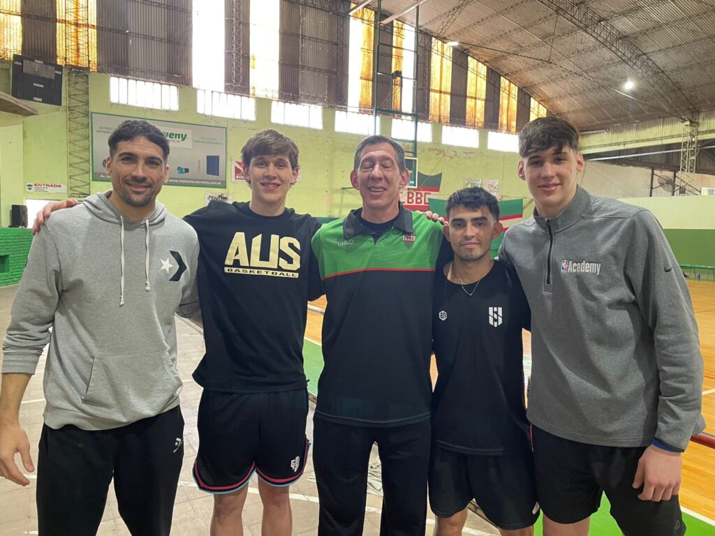 Lee más sobre el artículo Centenario vivió su Tercer Campus de Básquet: formación, valores y referentes del deporte nacional
