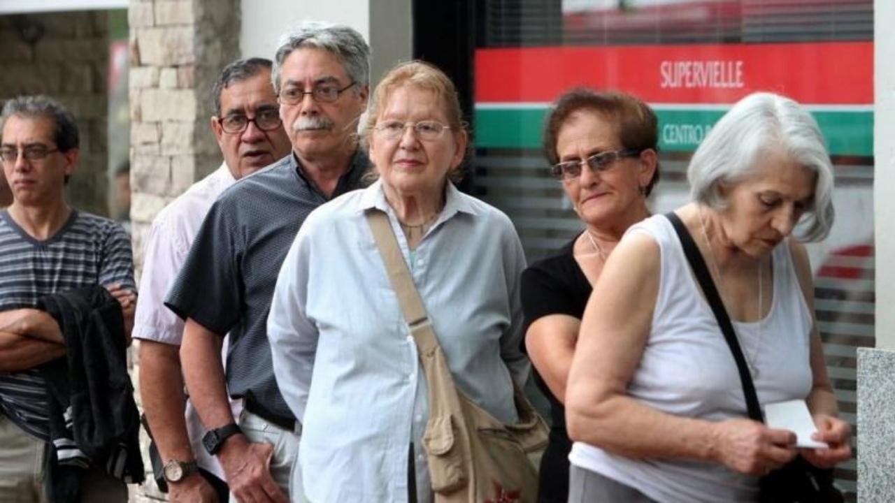 En este momento estás viendo Bono de hasta $70.000 para jubilados y pensionados en agosto: quiénes lo recibirán