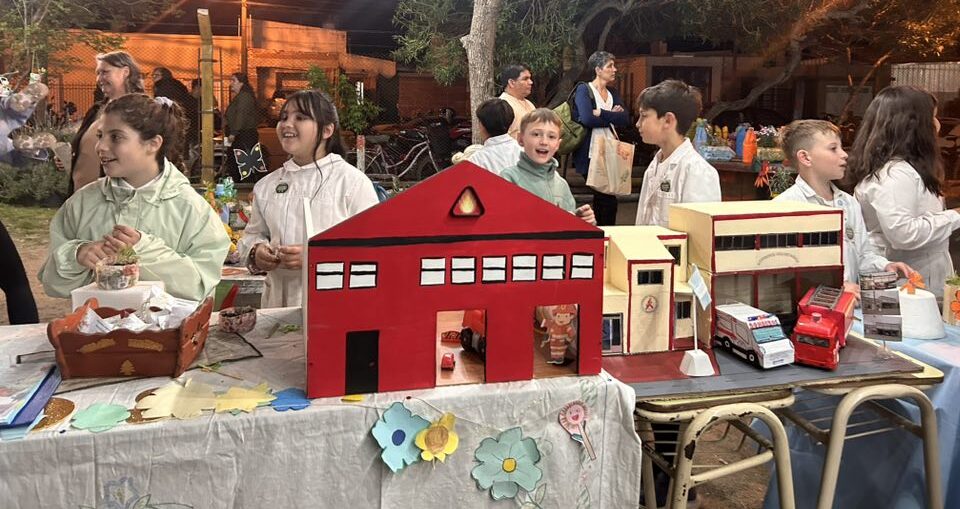 En este momento estás viendo La Escuela N°6034 celebró su feria “Puentes de Conocimiento”
