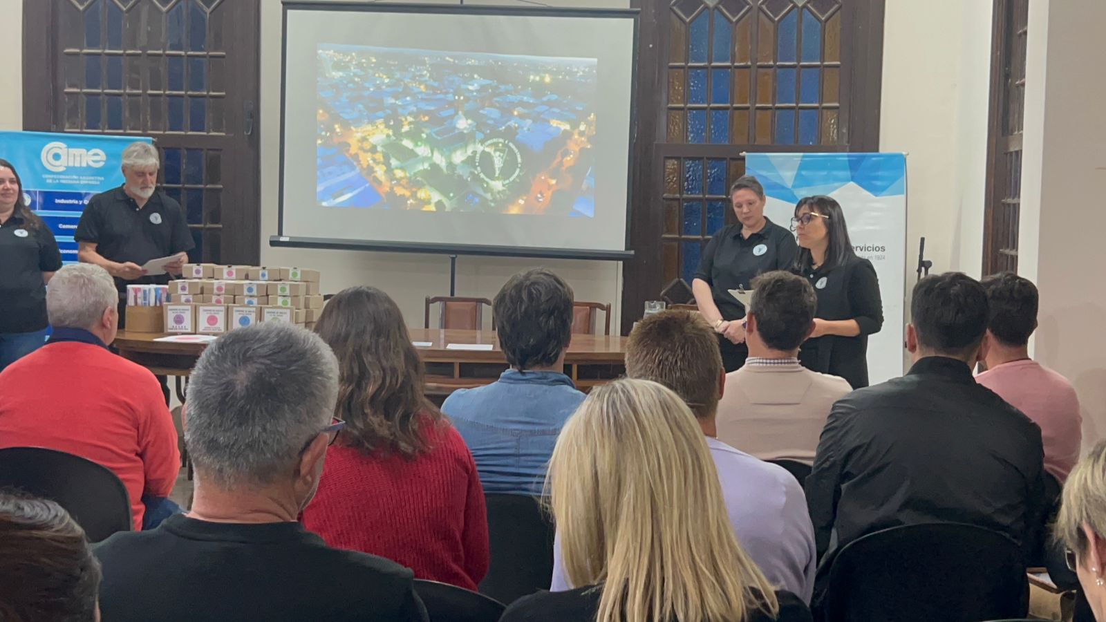 En este momento estás viendo Centro Comercial de Gálvez homenajeó a socios vitalicios y lanzó “Consuma en Gálvez”