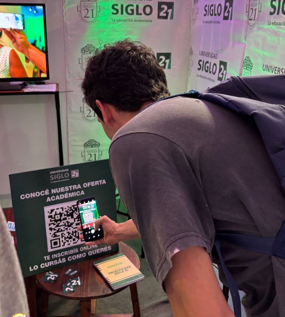 En este momento estás viendo La Universidad Siglo 21 se presentó en la Feria de Carreras de Gálvez y destacó su amplia oferta educativa