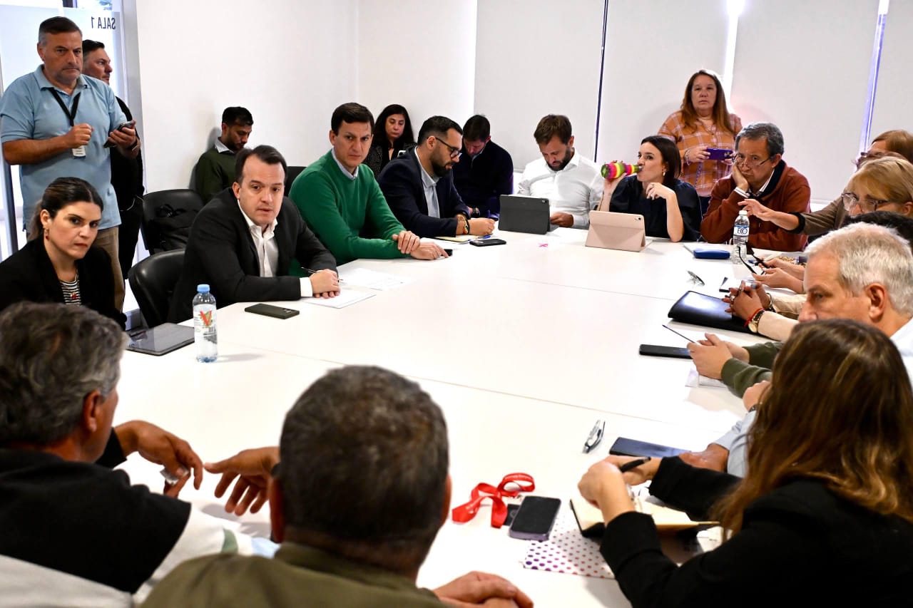 En este momento estás viendo Diputados provinciales recibieron a trabajadores de Algodonera Avellaneda por falta de pago