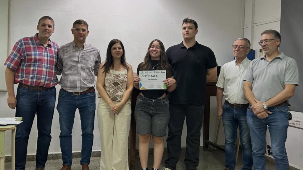 Lee más sobre el artículo Jóvenes recibieron sus certificados del programa “Más allá del código” en la Escuela de Comercio Nº 44