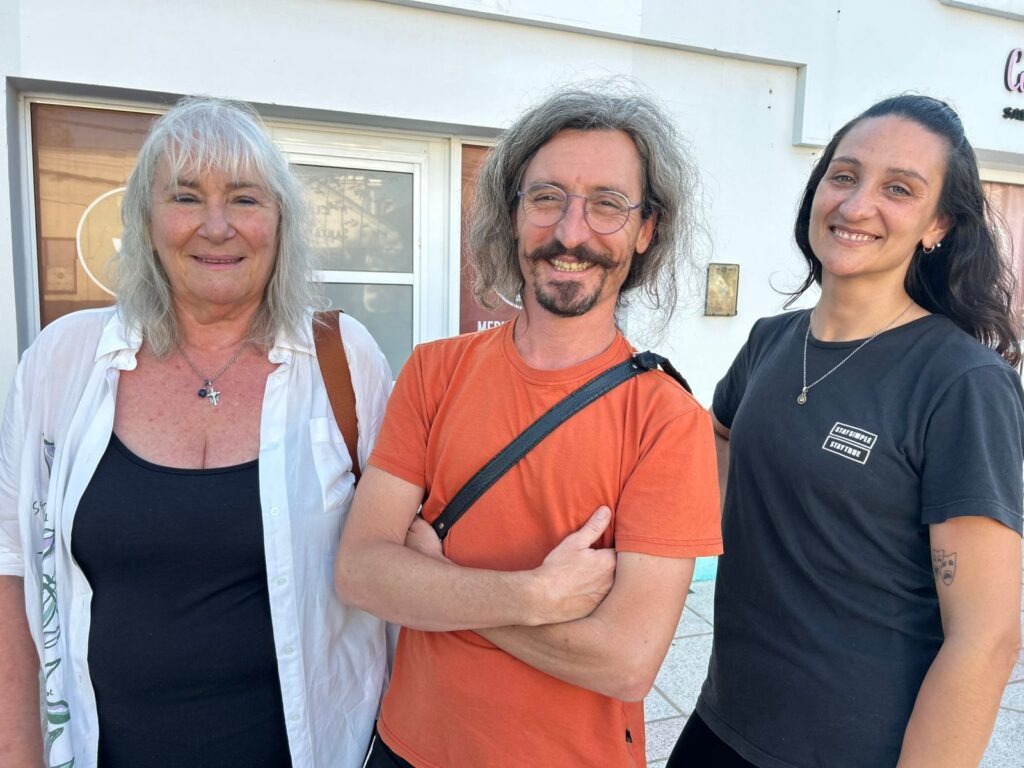 Lee más sobre el artículo “Mujeres en oferta”: el Taller de Teatro de la Biblioteca Egaña presenta una historia que emociona, hace reír y pensar