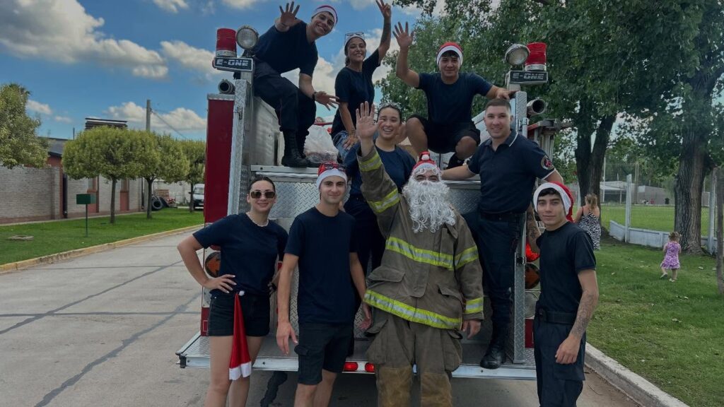 Lee más sobre el artículo Bomberos Voluntarios recorrió la ciudad llevando alegría a los barrios