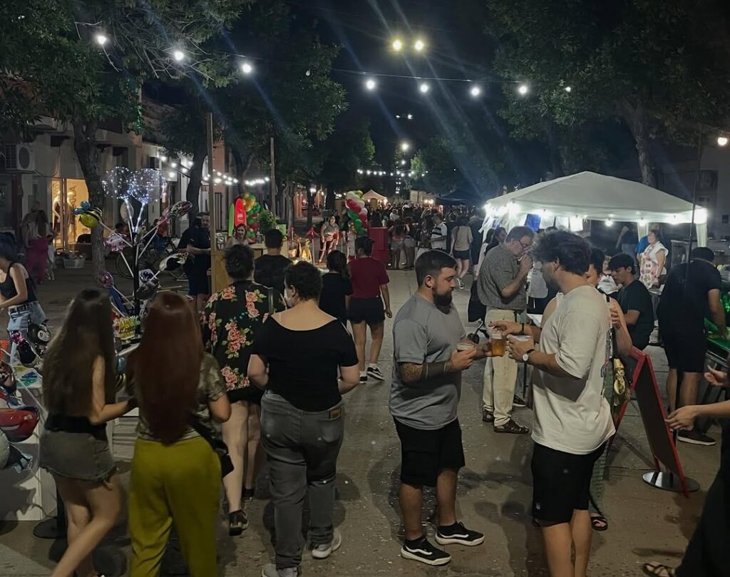 Lee más sobre el artículo Éxito total en la Gran Noche de Gálvez: una ciudad colmada, comercio en movimiento y fuerte trabajo conjunto