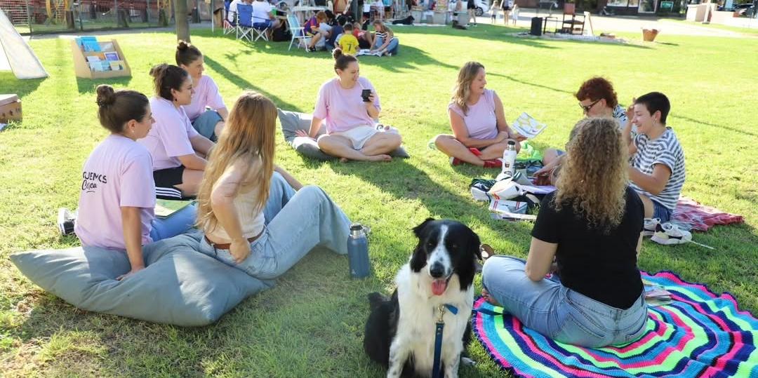 “Historias bajo el cielo”: una tarde llena de lectura y encuentro en el Ferro, una iniciativa del Municipio de Gálvez.