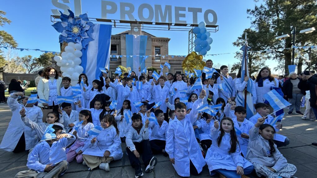 Lee más sobre el artículo Emotiva Promesa de Lealtad a la Bandera de alumnos de 4° grado en Gálvez