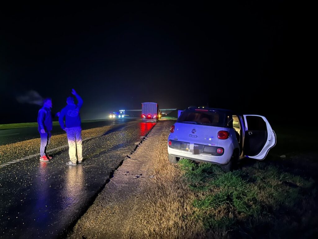 Lee más sobre el artículo Arocena: Un policía sufrió lesiones leves tras chocar contra un camión en la autopista Brigadier López