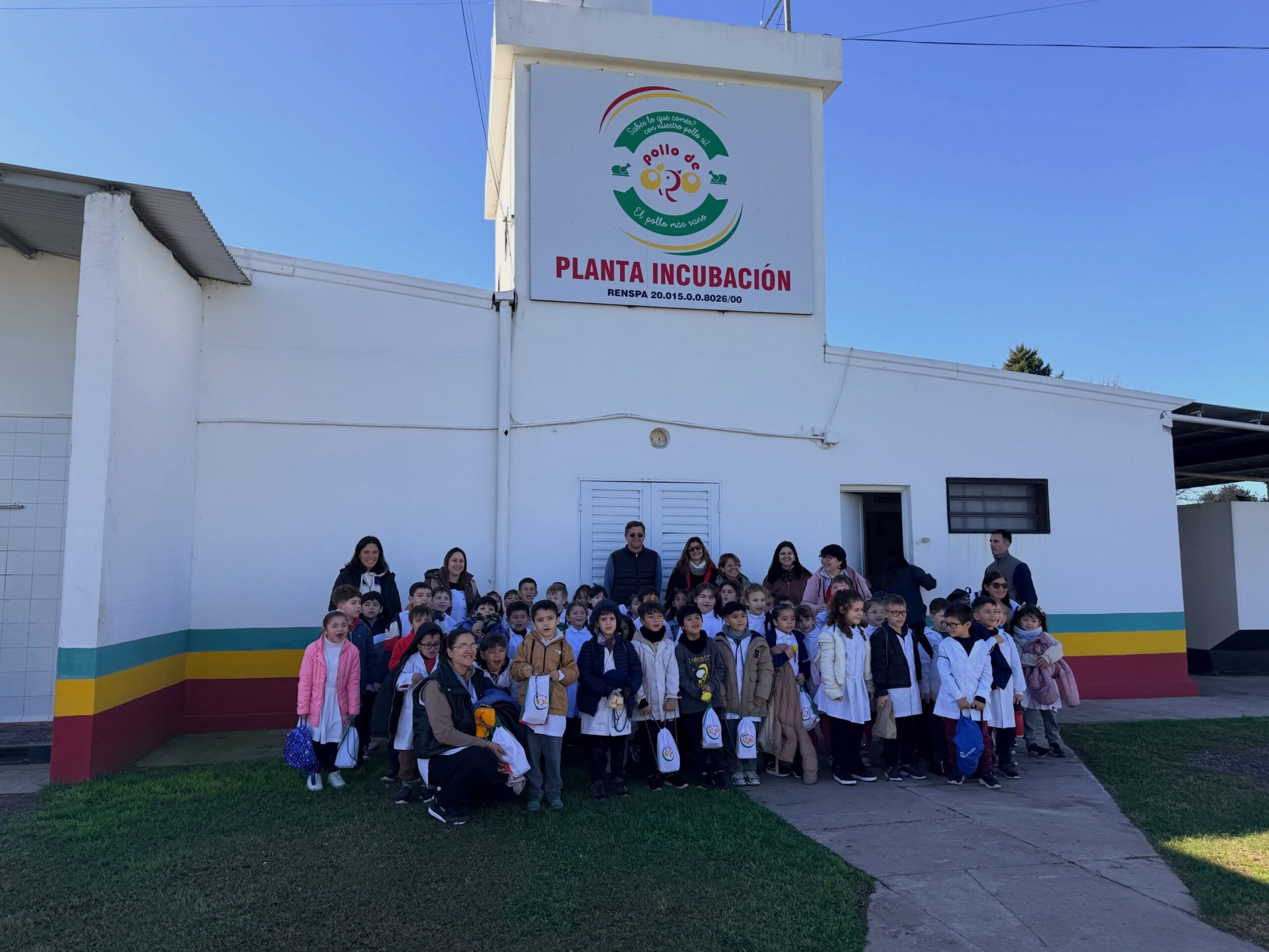 En este momento estás viendo Conexión productiva: alumnos de primer grado visitaron una planta avícola de la ciudad