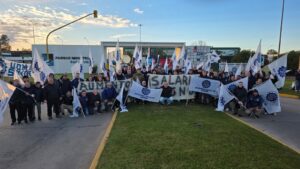 Trabajadores metalúrgicos de la Seccional Santa Fe realizaron un banderazo.